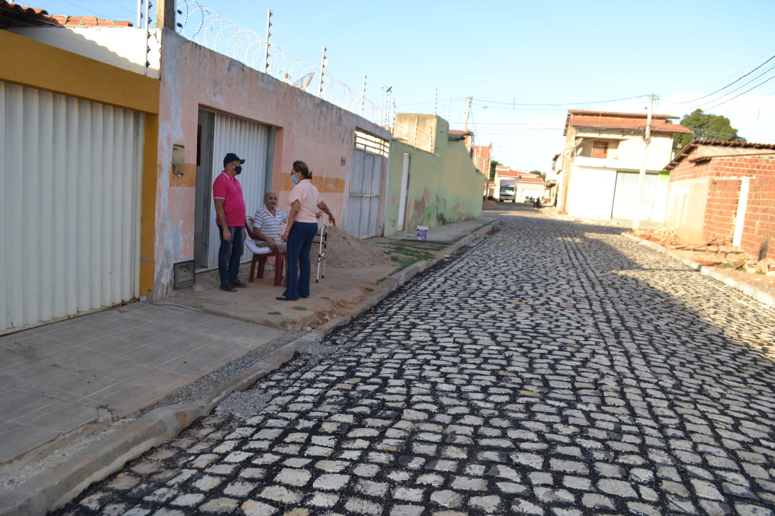 Prefeita visita obras de pavimentação na Quixabeirinha