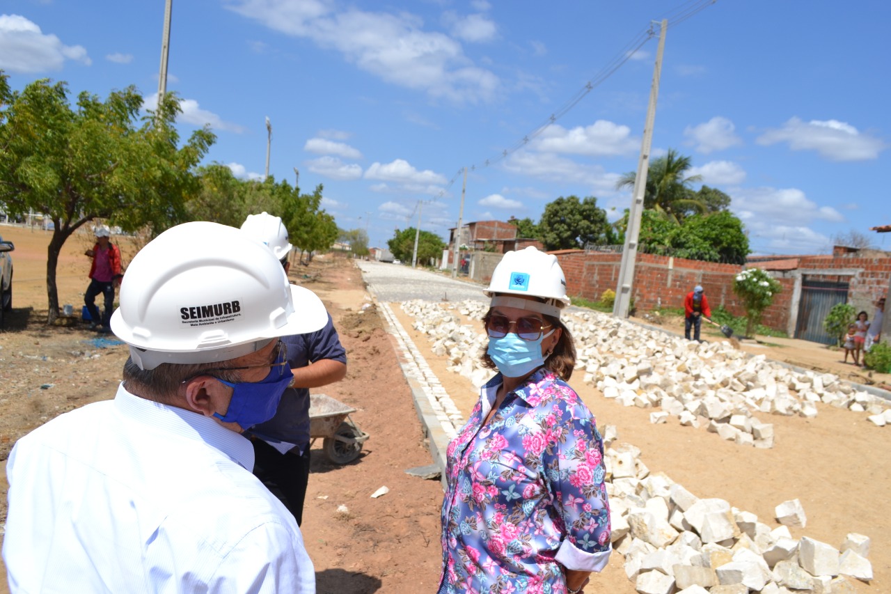 Prefeita acompanha obras nos bairros Santo Antônio e Santa Helena