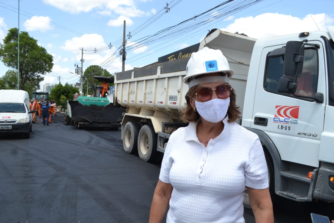 Prefeita fiscaliza obra de recapeamento asfáltico da Av. João da Escóssia