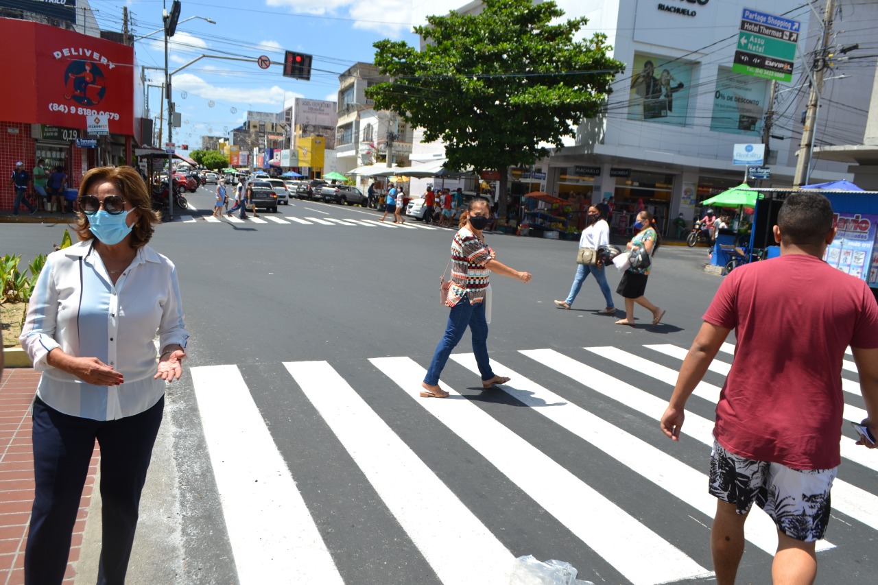 Prefeita visita ruas do centro da cidade recapeadas e sinalizadas