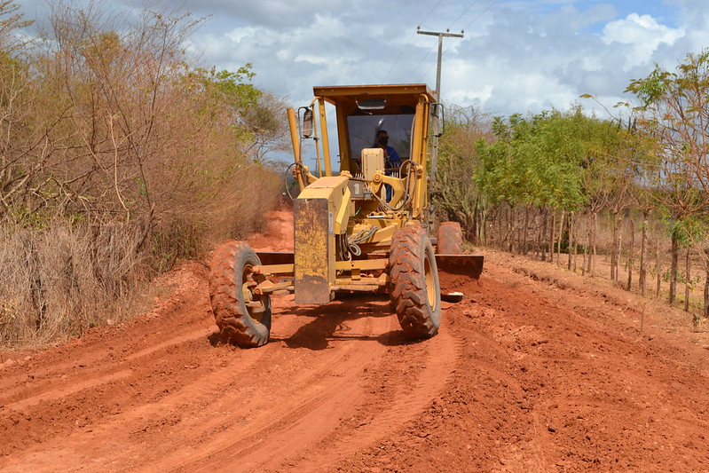 Prefeita visita obras de recuperação de estradas vicinais