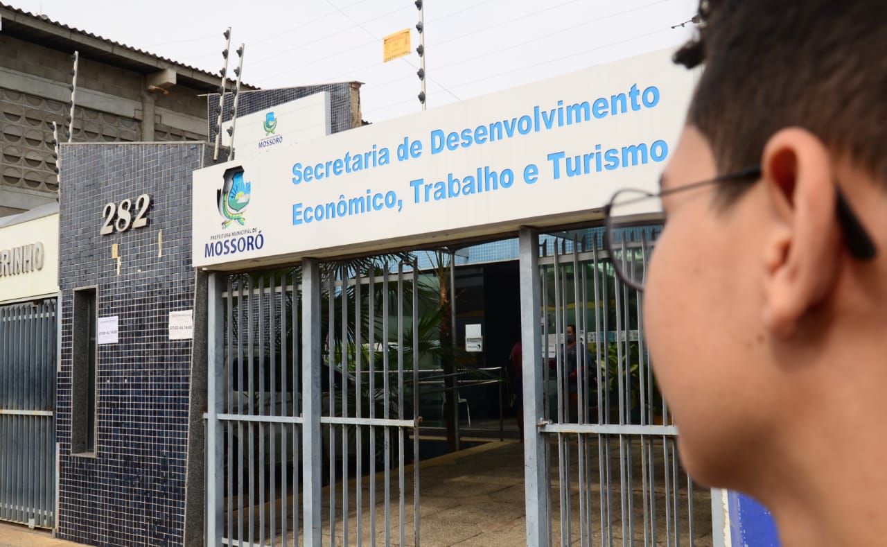 Emprego: SEDAT orienta trabalhadores sobre entrega de currículo