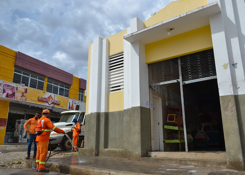 Mutirão de limpeza no Mercado do Alto da Conceição beneficia comerciantes