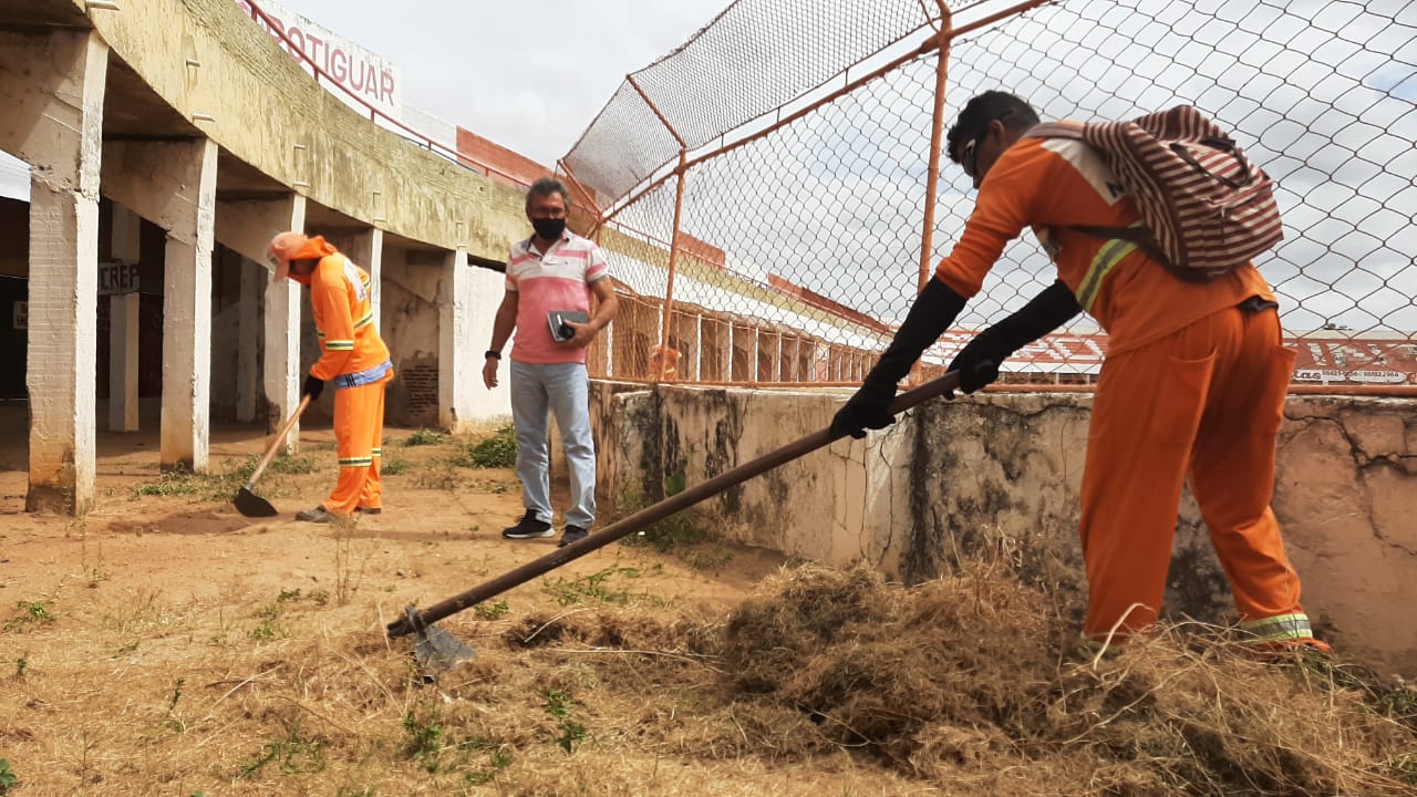 Serviços Urbanos inicia trabalho de limpeza no Estádio Nogueirão