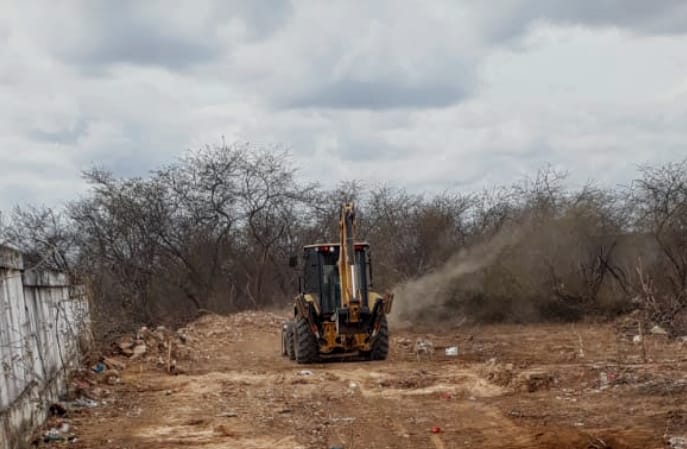 Secretaria inicia limpeza de terreno para ampliação de cemitério no Jucuri