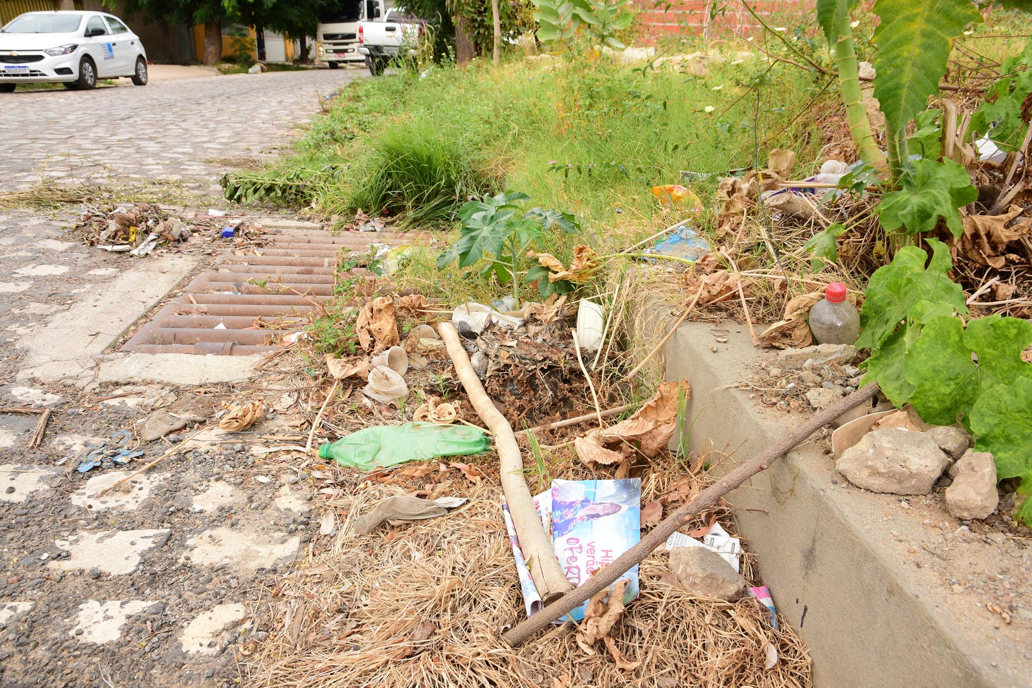 Descarte irregular de lixo gera obstrução na rede de drenagem; Prefeitura orienta população