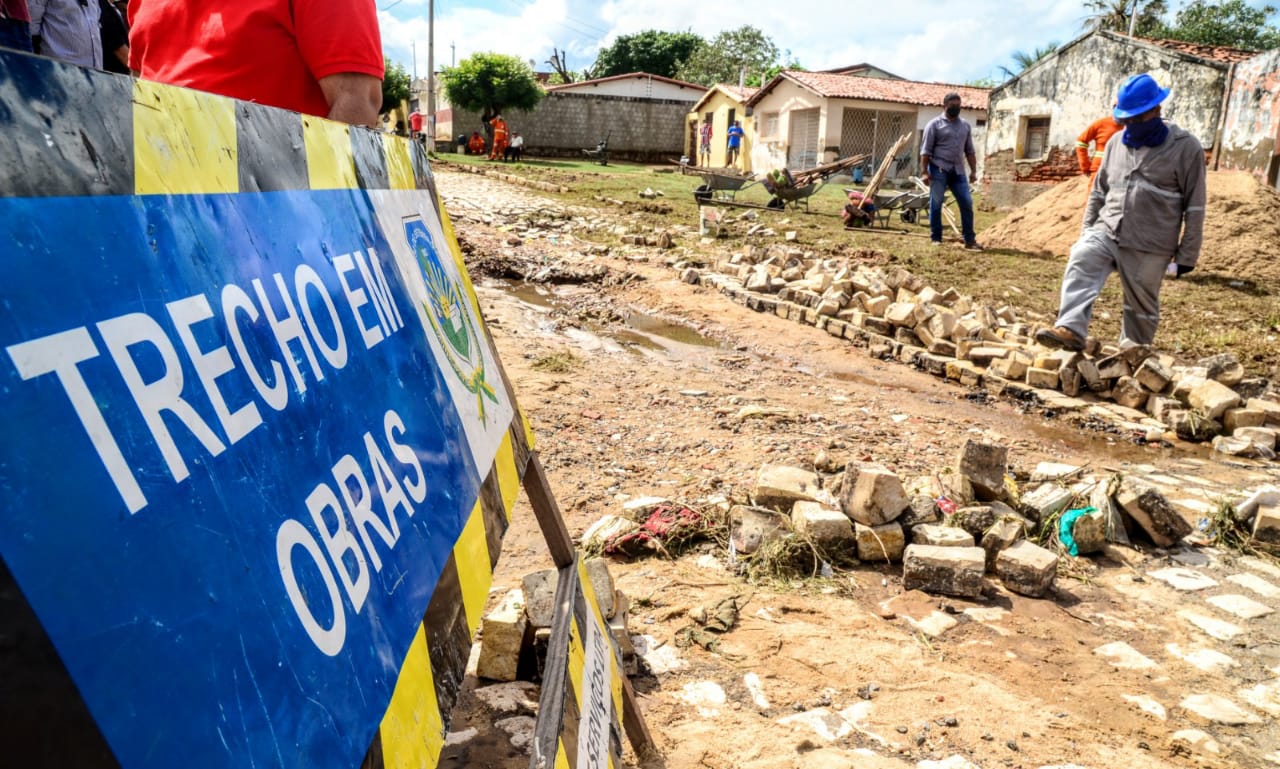 Prefeitura trabalha em recuperação de vias com operação tapa-buracos