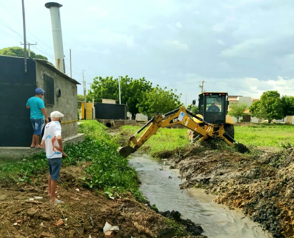 Prefeitura realiza limpeza de córrego no Abolição III